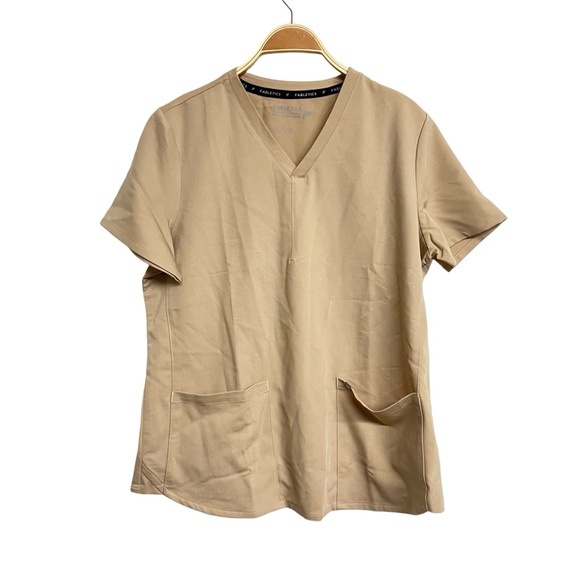 New Fabletics Method 2 Pocket Scrub Top Shirt In Chai - Picture 1 of 5